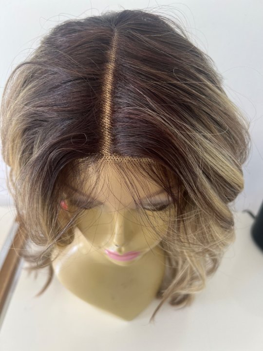 Paryk. Blond med ombremix og let krøl. Lace front 