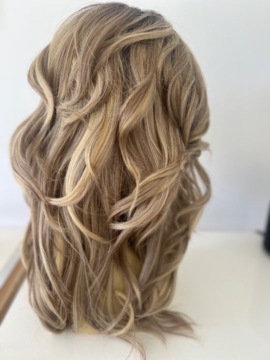 Paryk. Blond med ombremix og let krøl. Lace front 
