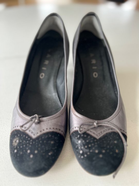 Pumps med slank hæl str 42. 2 hand 