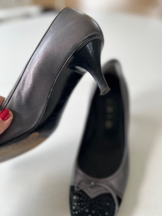 Pumps med slank hæl str 42. 2 hand 