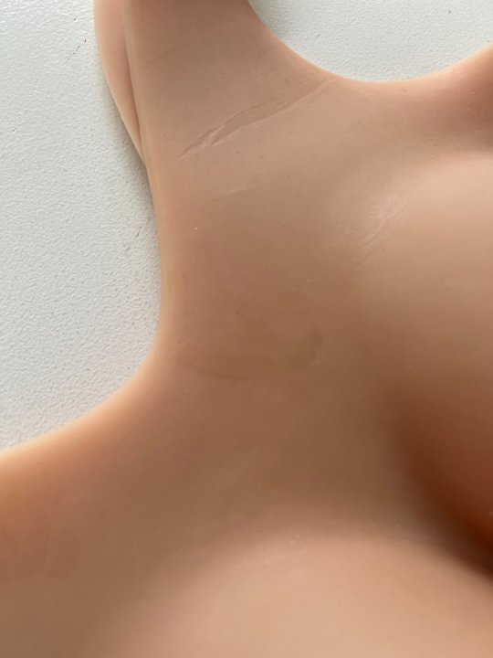 Brysttorso i real a like fleksibelt materiale. Silicone DD skål med skønhedsfejl