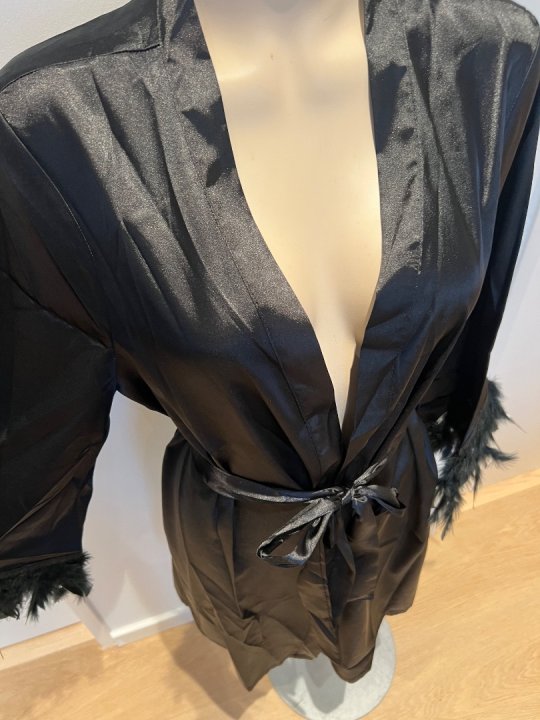 Kimono i blød satin kort model. Sort 40/46