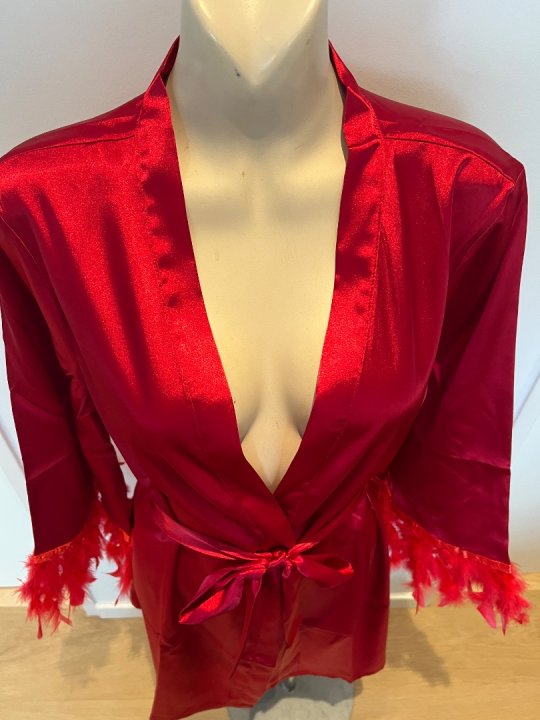 Kimono i blød satin kort model. Rød 40/46