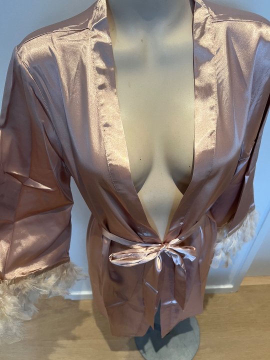 Kimono i blød satin kort model. Pudderrosa 40/46