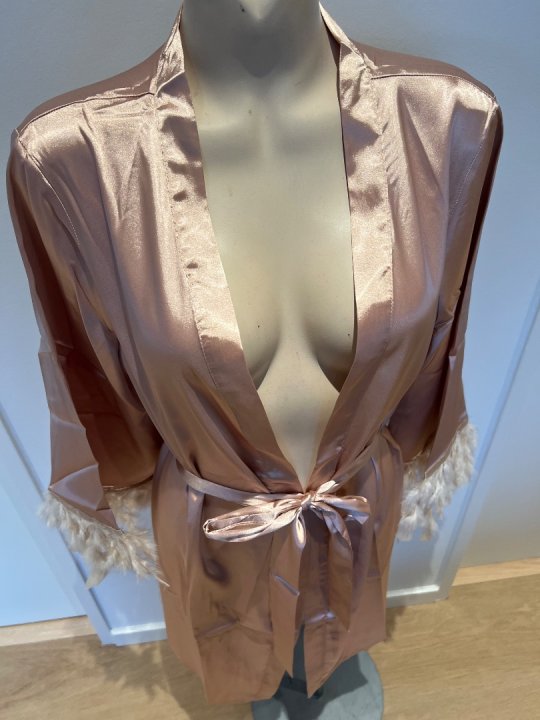 Kimono i blød satin kort model. Pudderrosa 40/46