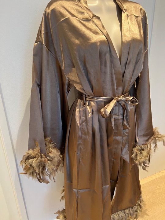 Kimono i blød satin lang model. Bronze/brun 40/46