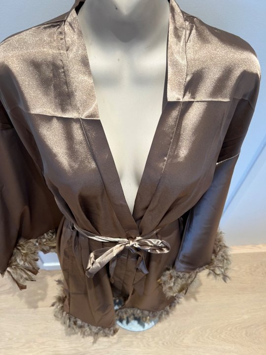Kimono i blød satin lang model. Bronze/brun 40/46