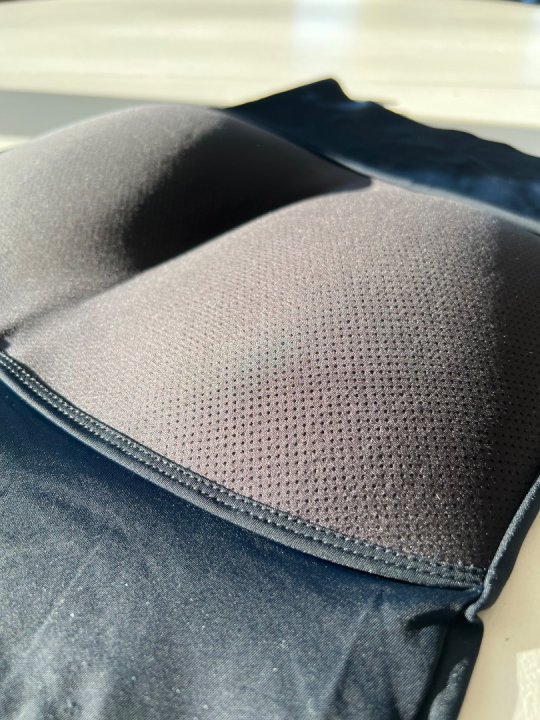 Balletrusse der giver god fylde med fokus på numsen. Sort