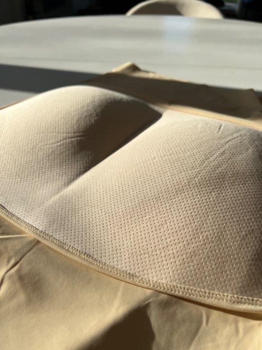 Balletrusse der giver god fylde med fokus på numsen. Nude