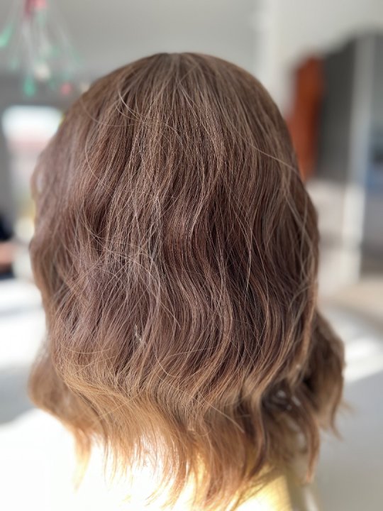 Paryk. Kort i mellembrun med kr&oslash;l og pandeh&aring;r. 