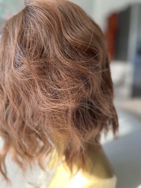 Paryk. Mellemlang i brun mix med sideskilning og kr&oslash;l. Varmeresistent 