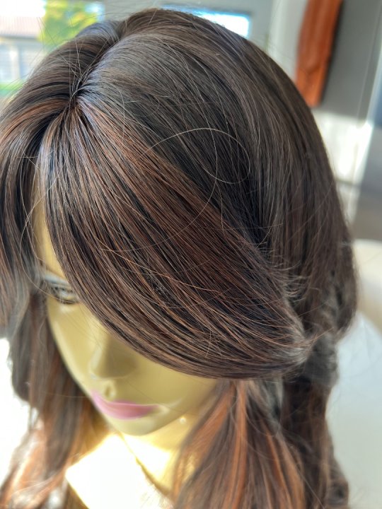 Paryk. Lang i m&oslash;rkebrun mix med pandeh&aring;r. Varmeresistent 