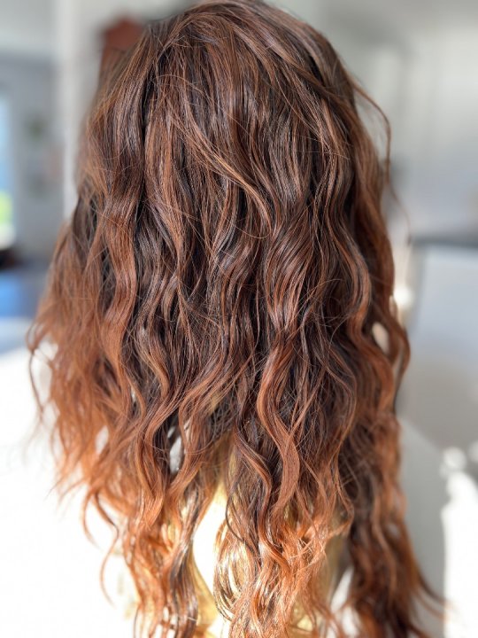 Paryk. Brun mix med kr&oslash;l og halvlang. Varmeresistent 