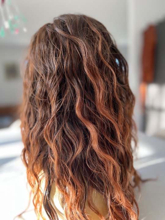 Paryk. Brun mix med kr&oslash;l og halvlang. Varmeresistent 