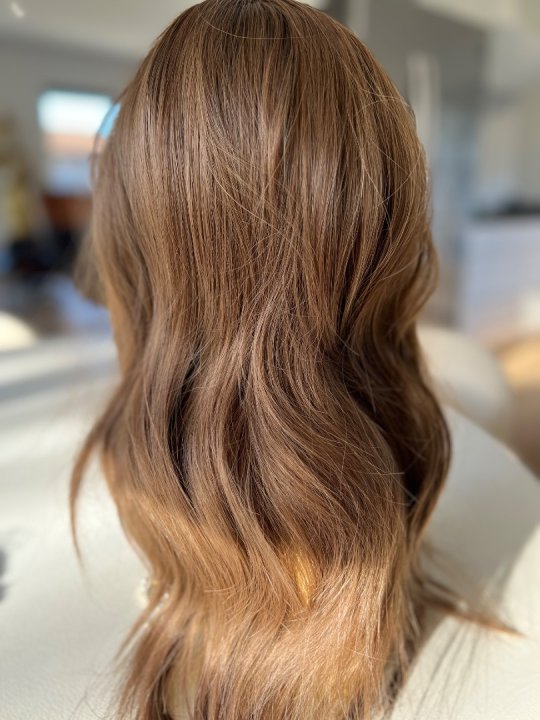 Paryk. Lang I mellembrun mix med pandeh&aring;r. Varmeresistent 