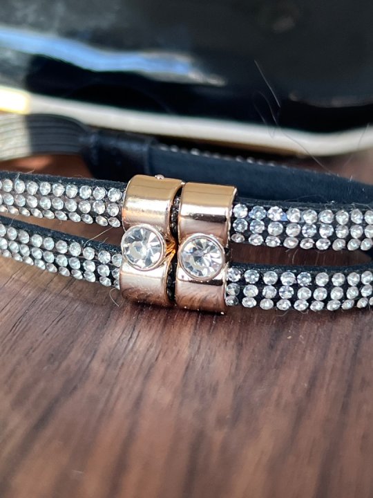 Rem til dine sko s&aring; de sidder bedre fast p&aring; foden. Fremstillet i sort med similisten og elastik. 2 stk.