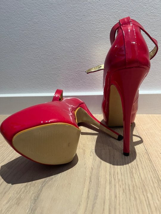 R&oslash;de lakplateau pumps med ankelrem. Str. 43/44