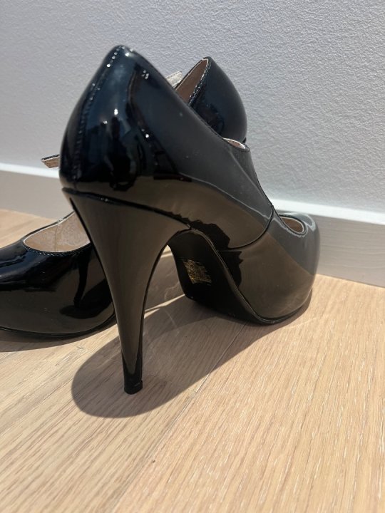 Sorte lakplateau fra pleaser med rem. Str 43 (us12)