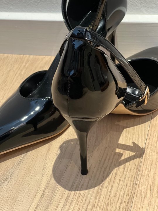Sorte lak pumps med ankelen. Str 43/44
