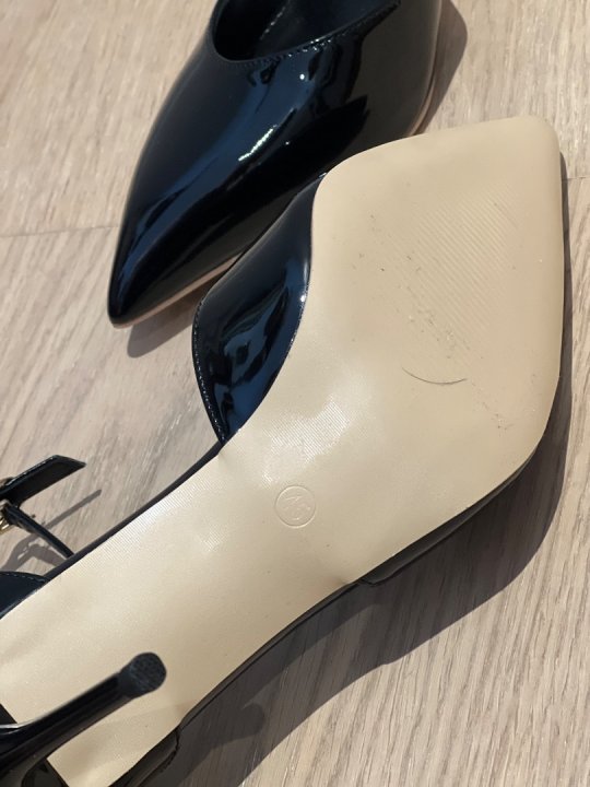 Sorte lak pumps med ankelen. Str 43/44