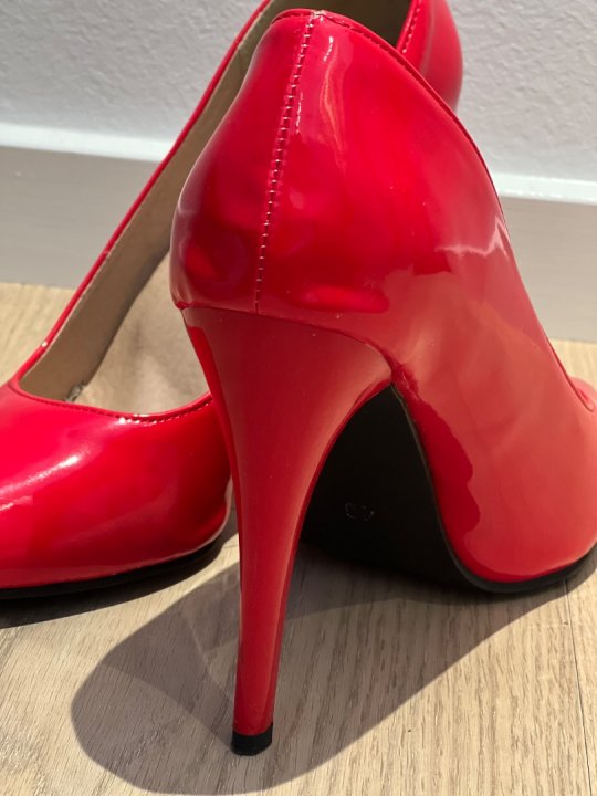 R&oslash;de lak pumps med 12 cm h&aelig;l. Passer str 44