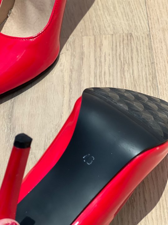 R&oslash;de lak pumps med 12 cm h&aelig;l. Passer str 44