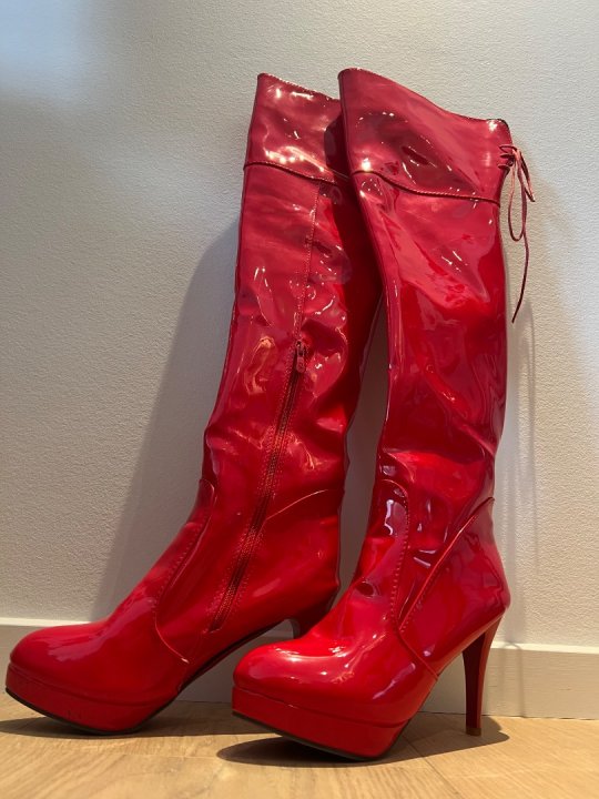 L&aring;rlange r&oslash;de lakst&oslash;vler der passer str 43/44