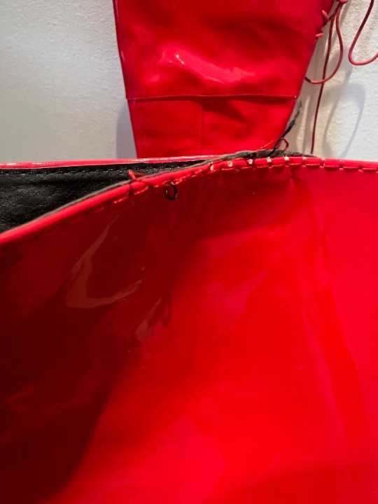 L&aring;rlange r&oslash;de lakst&oslash;vler der passer str 43/44