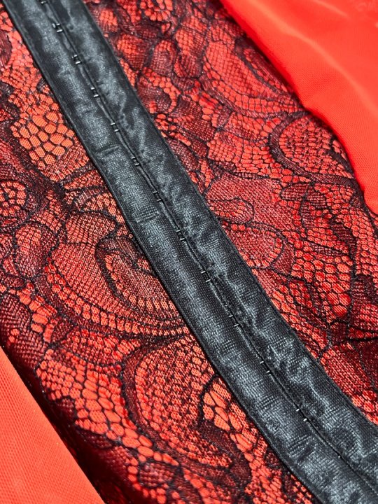 Girdle i r&oslash;d med sort. Str XL