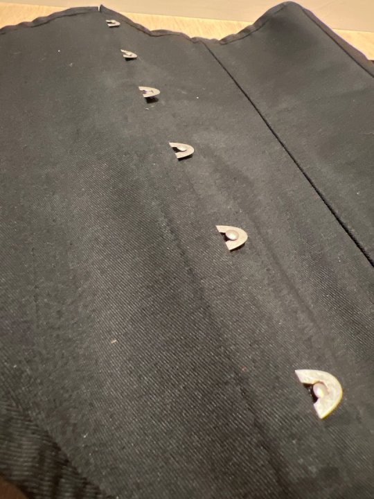 Corset underbust i h&oslash;j og kraftig kvalitet. Sort med h&aelig;gter foran og sn&oslash;rer p&aring; ryg. Taljem&aring;l: 85-100 cm