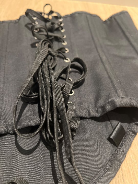 Corset underbust i h&oslash;j og kraftig kvalitet. Sort med h&aelig;gter foran og sn&oslash;rer p&aring; ryg. Taljem&aring;l: 85-100 cm