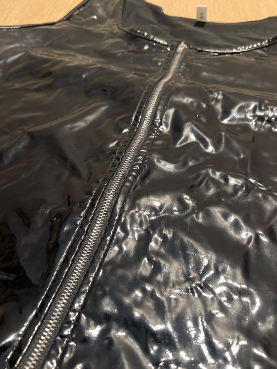 Top i sort str&aelig;lak med lynl&aring;s. Brystm&aring;l: 95-110cm