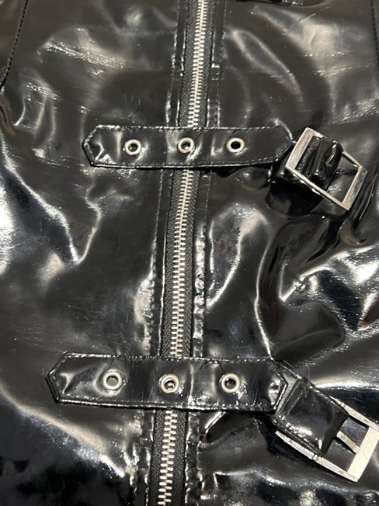 Nederdel i sort str&aelig;klak med lynl&aring;s og sp&aelig;nder. Taljem&aring;l: 86-94 cm