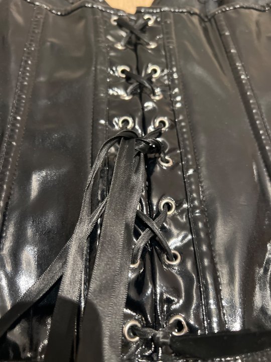 Corset i sort str&aelig;klak. H&aelig;gter foran og sn&oslash;rre bagp&aring;. Taljem&aring;l: 80-95 cm