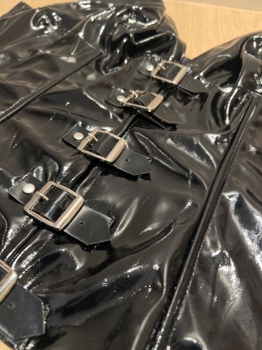 Corsage i sort str&aelig;klak med h&aelig;gter bagp&aring;. Str 48/50