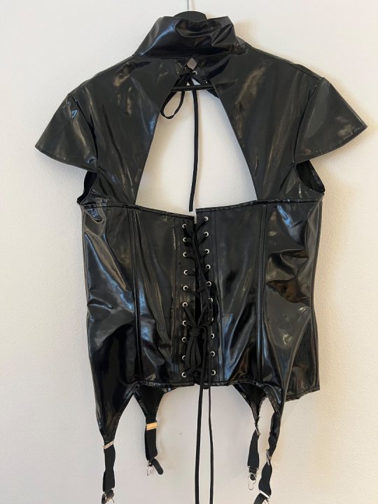 Corsage i sort lak, &aring;ben til bryst og sn&oslash;rre bagp&aring;. XL