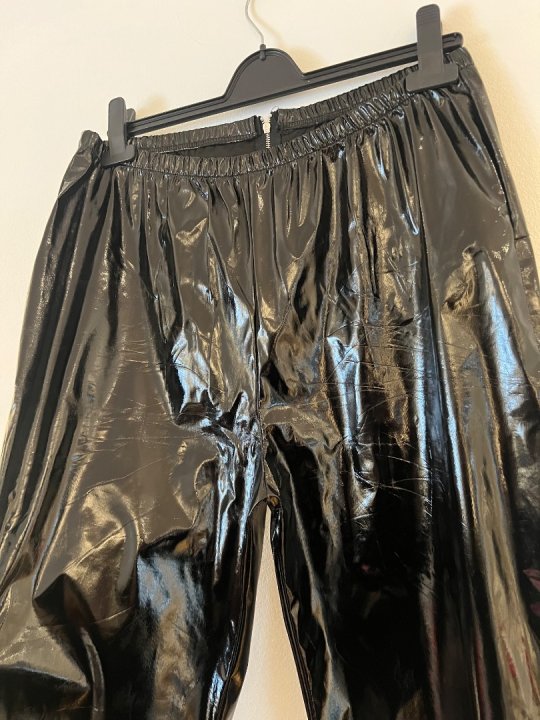 Bukser i sort str&aelig;klak med lynl&aring;s foran. Taljem&aring;l: 86-110cm