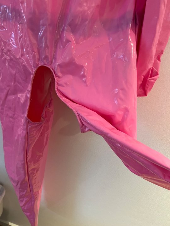 Heldragt i pink lak. &Aring;ben til bryst og forneden. Talje 80-105 cm