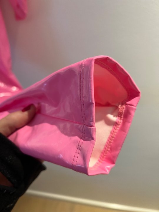 Heldragt i pink lak. &Aring;ben til bryst og forneden. Talje 80-105 cm