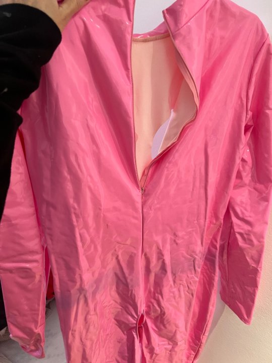 Heldragt i pink lak. &Aring;ben til bryst og forneden. Talje 80-105 cm