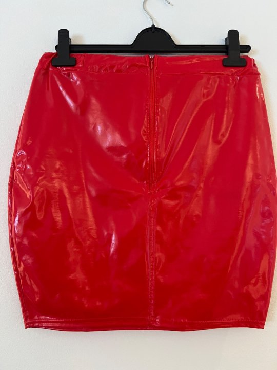 Nederdel i r&oslash;d str&aelig;k lak med elastik i taljen. Taljem&aring;l: 80-90 cm