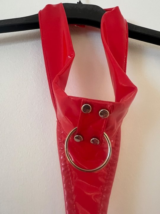 Kjole/nederdel i r&oslash;d str&aelig;klak med halsb&aring;nd. Taljem&aring;l:90-110cm