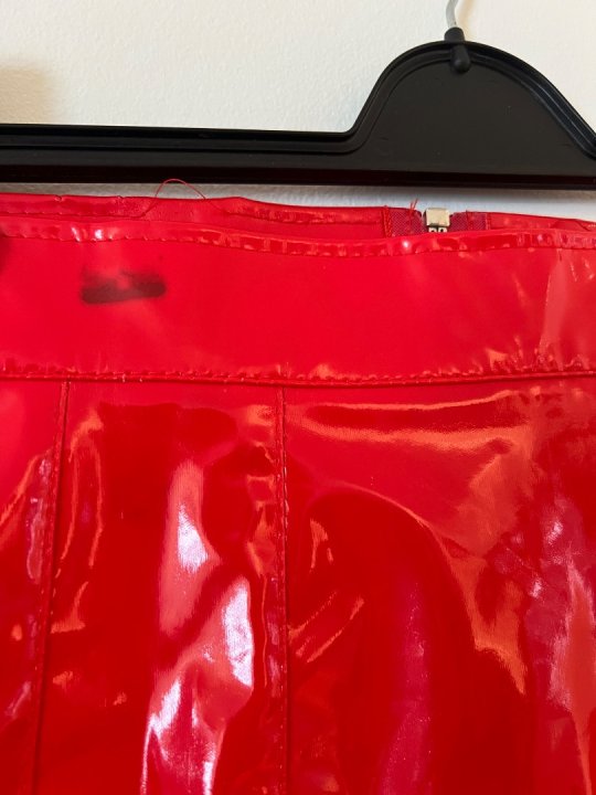 Nederdel i r&oslash;d kort str&aelig;klak med lynl&aring;s bagp&aring; . Taljem&aring;l: 88-100 cm