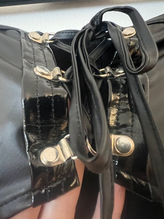 Hofteholder i sort str&aelig;k l&aelig;derlook med 4 holdere. Taljem&aring;l:90-115 cm