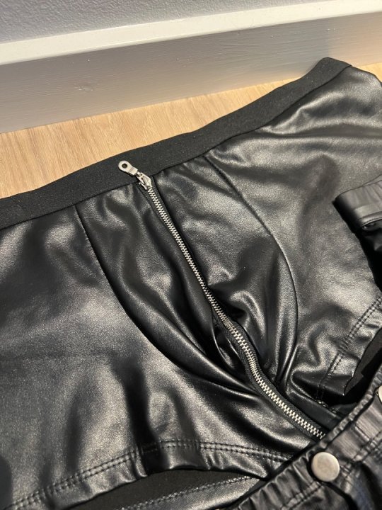 4 par herretrusser i sort l&aelig;derlook . XL