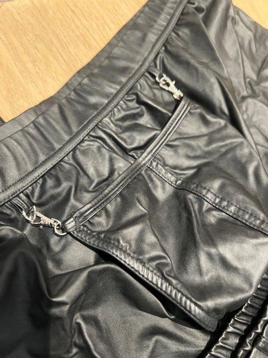 4 par herretrusser i sort l&aelig;derlook . XL