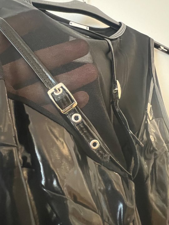 Kjole i sort wetlook str&aelig;k. Str XL. Brystm&aring;l: 95-125 cm