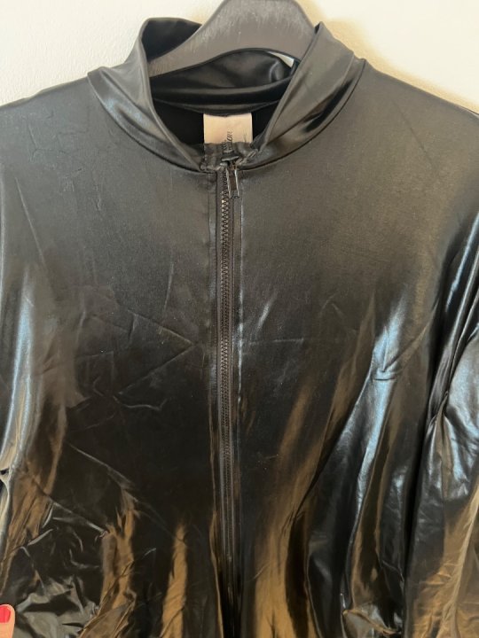 Kjole i sort wetlook str&aelig;k med lynl&aring;s. 3XL. Brystm&aring;l: 110-140cm