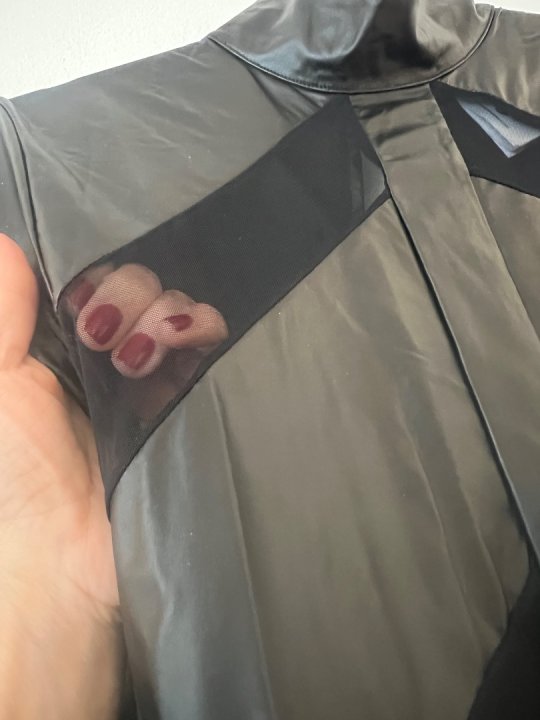 Kjole i sort wetlook med gennemsigtige mesh. Str L/XL