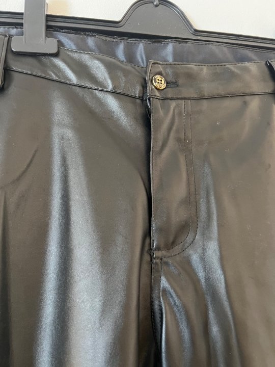 Bukser i sorte l&aelig;derlook kraftig kvalitet. Taljem&aring;l: 96- 108 ( str 38&rdquo;)